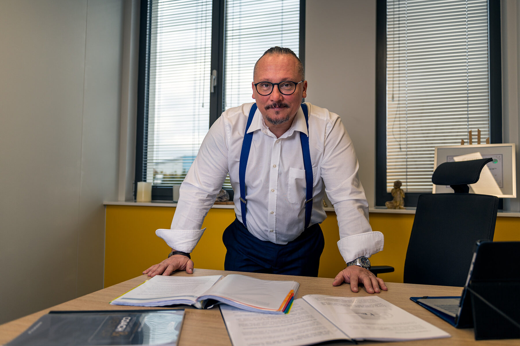 Sebastian Dutkiewicz przy biurku w swoim gabinecie