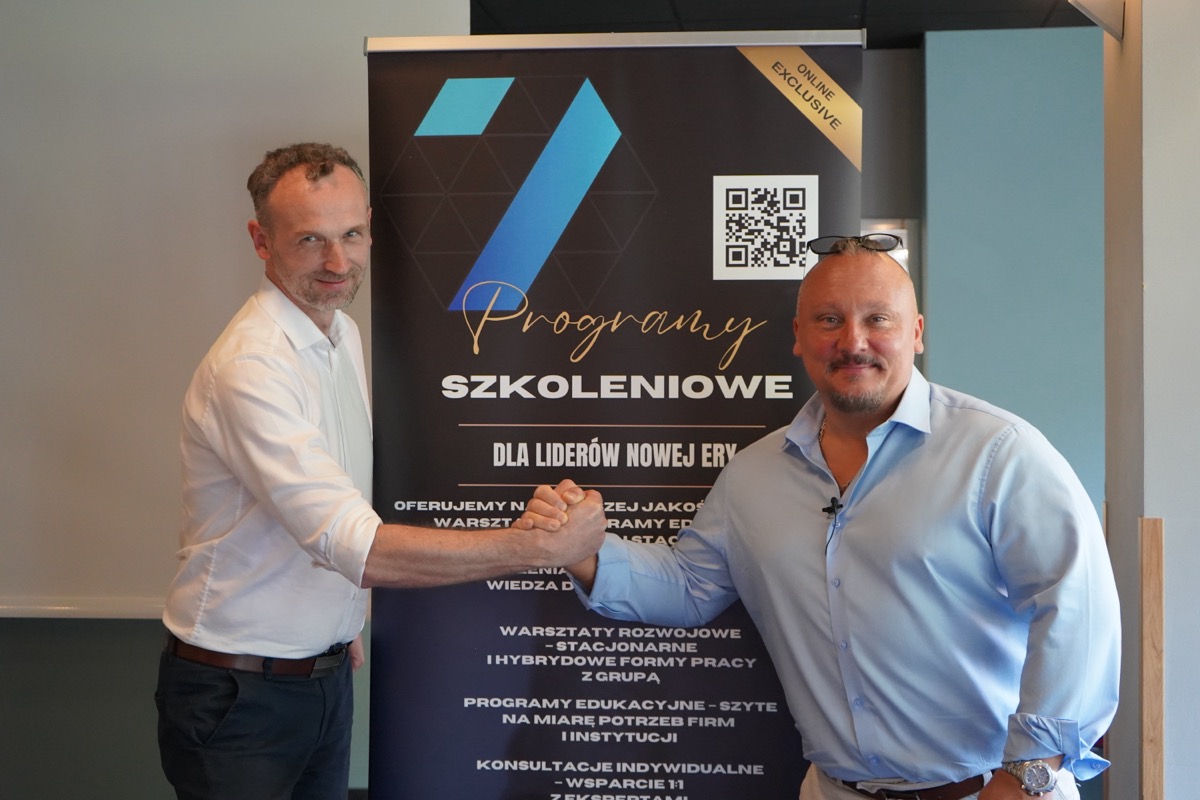 Uścisk dłoni po zakończonym szkoleniu dla firm