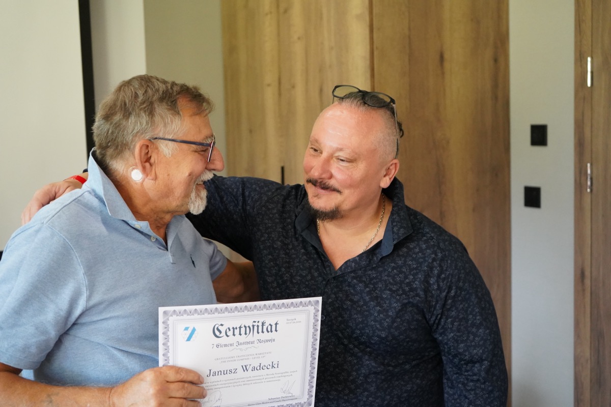Wręczenie certyfikatu Instytutu Rozwoju 7ELEMENT po ukończeniu programu Szkoła Hipnoterapii