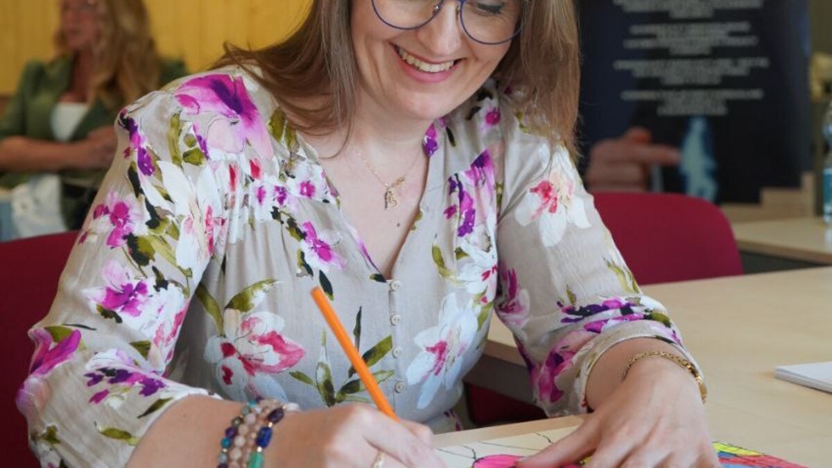 Uczestniczka warsztatu 7ELEMENT rysująca ołówkiem podczas ćwiczenia pracy z obrazem