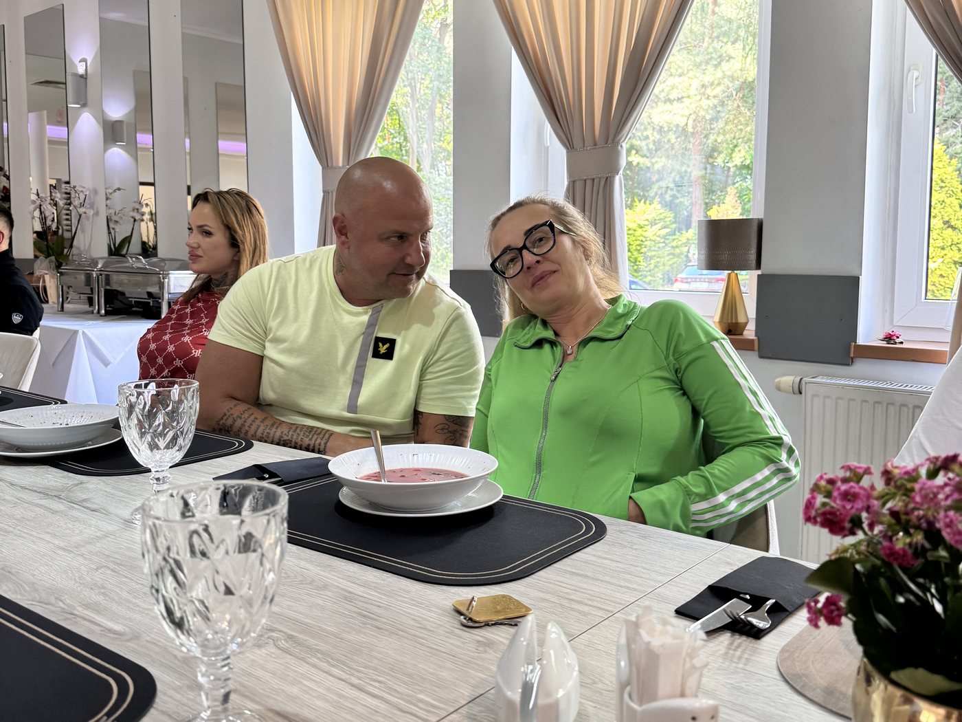 Dwie osoby przy wspólnym posiłku w jadalni ośrodka